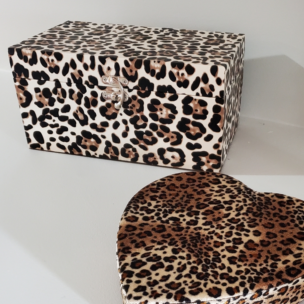 Great items to add to decor in time for Holidays/LEOPARD PRINT BOX + 1